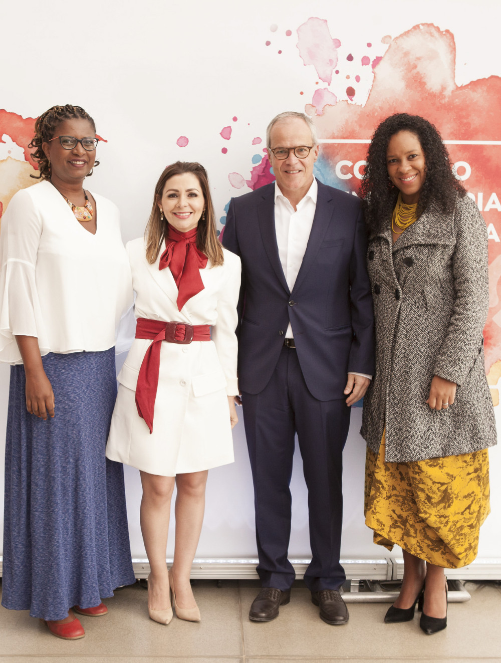 Foto histórica do lançamento da Coalizão Empresarial pelo Fim da Violência Contra Mulheres e Meninas em 2019, com Ana Carolina Quirio, Diretora Interina da ONU Mulheres no Brasil à epoca, Daniela Grelin, Diretora Executiva do Instituto Avon, José Vicente Marino, então presidente da Avon, e Mafoane Odara, Gerente de Causas do Instituto Avon à época.